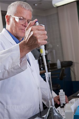 simsearch:6105-05396454,k - Environmental scientist injecting a precise volume of reference standard into a flask Stock Photo - Premium Royalty-Free, Code: 6105-05396427