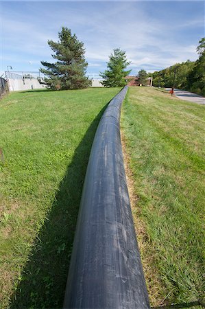 pipeline - Pipeline de traitement des eaux usées dans une station d'épuration Photographie de stock - Premium Libres de Droits, Code: 6105-05396544