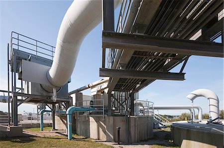 Pipeline de traitement des eaux usées dans une station d'épuration Photographie de stock - Premium Libres de Droits, Code: 6105-05396561