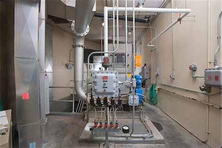 Purification machineries at a water treatment plant Foto de stock - Sin royalties Premium, Código: 6105-05396575