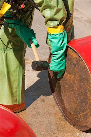 HazMat firefighter plugging a drum Foto de stock - Sin royalties Premium, Código: 6105-05396501