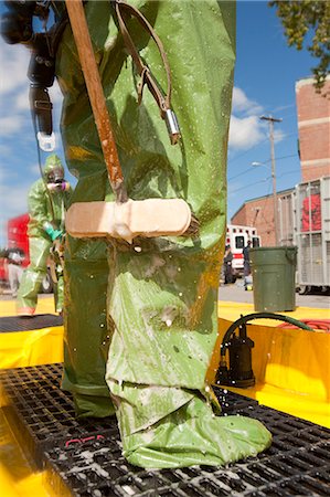 firefighter outdoors - HazMat firefighter getting decontamination wash Foto de stock - Sin royalties Premium, Código: 6105-05396523