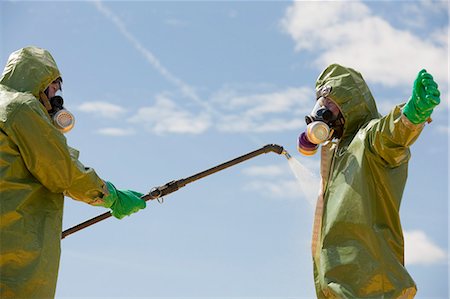 firefighters spray water - Pompier HazMat se laver de décontamination Photographie de stock - Premium Libres de Droits, Code: 6105-05396532