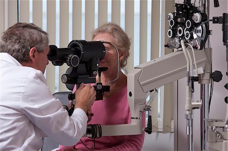 eye doctor test - Ophthalmologist examining a woman's eyes with a keratometer Stock Photo - Premium Royalty-Free, Code: 6105-05396648