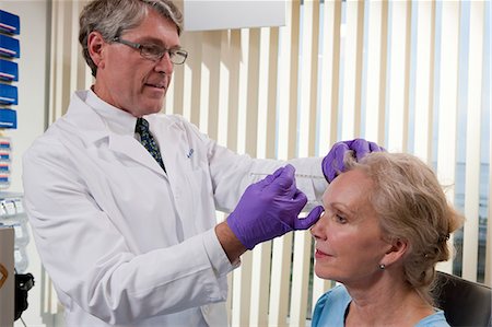 eye test - Ophthalmologist giving a Botox injection to a patient Foto de stock - Sin royalties Premium, Código: 6105-05396651