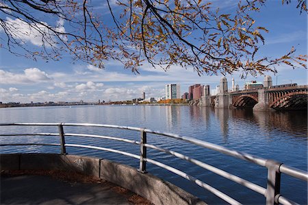 Footbridge with a commuter train in the background, Harvard Bridge, Longfellow Bridge, Boston, Massachusetts, USA Fotografie stock - Premium Royalty-Free, Codice: 6105-05396663