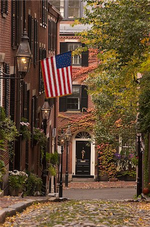 simsearch:6105-05396924,k - Acorn Street during Halloween, Boston, Massachusetts, USA Fotografie stock - Premium Royalty-Free, Codice: 6105-05396662