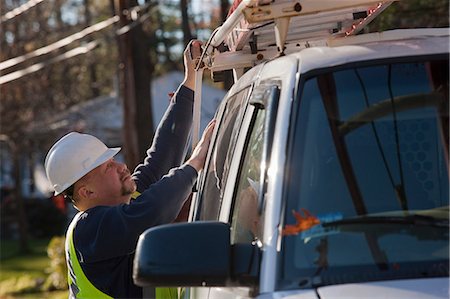 eletricista - Cable installer getting a ladder from a truck Foto de stock - Royalty Free Premium, Número: 6105-05396698