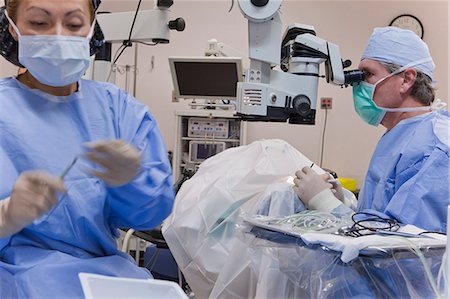 Augenarzt durchführen Kataraktchirurgie Stockbilder - Premium RF Lizenzfrei, Bildnummer: 6105-05396757