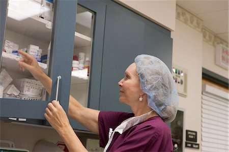 Female nurse looking for medicines in recovery room Foto de stock - Sin royalties Premium, Código: 6105-05396720