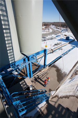 Two engineers monitoring an industrial plant in winter Foto de stock - Sin royalties Premium, Código: 6105-05396865