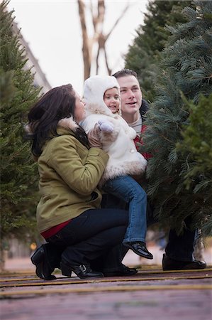 family holiday celebration - Cueillette familiale sur un arbre de Noël Photographie de stock - Premium Libres de Droits, Code: 6105-05396809