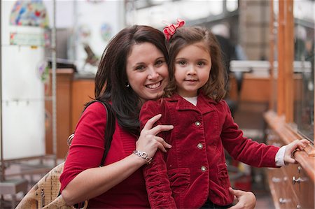 family holiday celebration - Portrait d'une femme souriante avec sa fille Photographie de stock - Premium Libres de Droits, Code: 6105-05396817