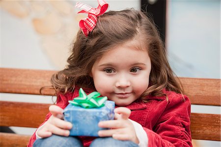 Gros plan d'une jeune fille tenant un cadeau de Noël Photographie de stock - Premium Libres de Droits, Code: 6105-05396820