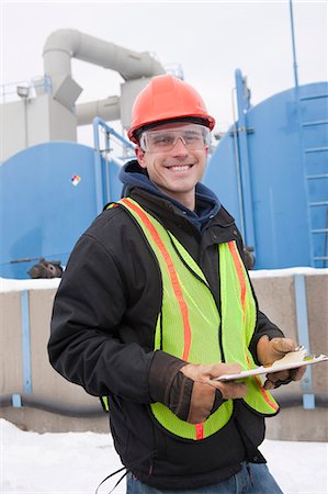 simsearch:6105-05396957,k - Portrait of an engineer with a clipboard at fuel oil tank site Foto de stock - Royalty Free Premium, Número: 6105-05396974