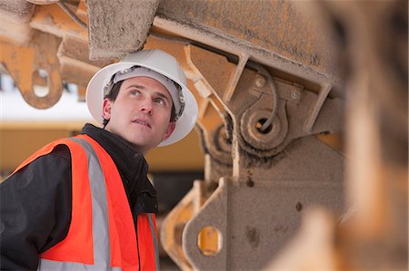 pelleteuse - Ingénieur en inspectant un mover de terre Photographie de stock - Premium Libres de Droits, Code: 6105-05396997