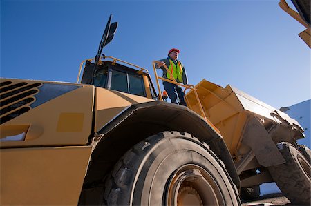 pelleteuse - L'ingénieur sur un moteur de terre près d'un chantier Photographie de stock - Premium Libres de Droits, Code: 6105-05396918