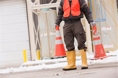 Ingénieur transport, déplacement des cônes de circulation sur un chantier Photographie de stock - Premium Libres de Droits, Code: 6105-05396939