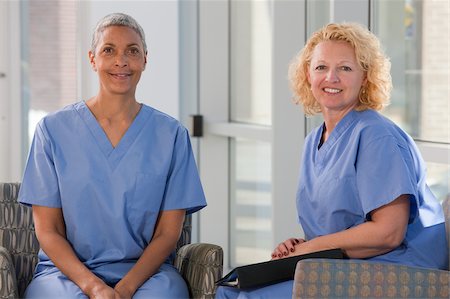simsearch:6105-05397029,k - Portrait of two female nurses smiling Foto de stock - Royalty Free Premium, Número: 6105-05397066