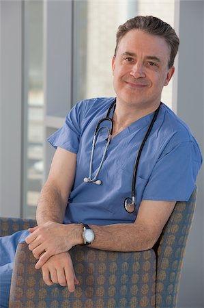 simsearch:6105-05397029,k - Portrait of a male nurse smiling Foto de stock - Royalty Free Premium, Número: 6105-05397069