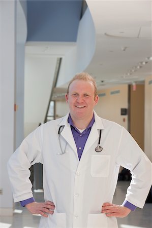 simsearch:6105-05397029,k - Portrait of a male doctor smiling Foto de stock - Royalty Free Premium, Número: 6105-05397032
