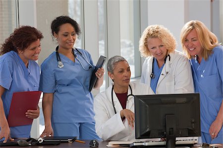 Doctors and nurses consulting on a computer in hospital Foto de stock - Sin royalties Premium, Código: 6105-05397035