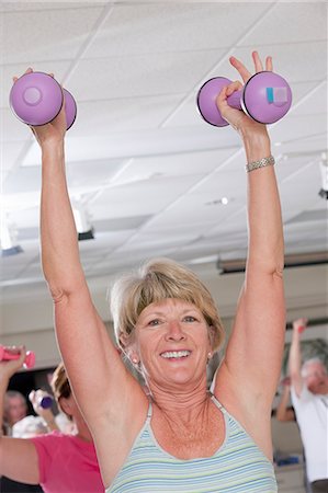 fitness older women gym - Woman exercising with dumbbells in a health club Foto de stock - Sin royalties Premium, Código: 6105-05397144