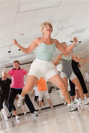 fitness older women gym - Senior exercise class doing stretches and cardio Foto de stock - Sin royalties Premium, Código: 6105-05397158