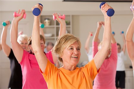 Senioren trainieren mit Hanteln in einem Health club Stockbilder - Premium RF Lizenzfrei, Bildnummer: 6105-05397160