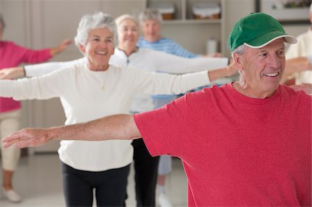 Personnes âgées faisant bras renforcement exercices dans un club de santé Photographie de stock - Premium Libres de Droits, Code: 6105-05397103