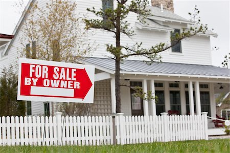 fence home - For Sale sign at a Green Technology Home Foto de stock - Sin royalties Premium, Código: 6105-05397293