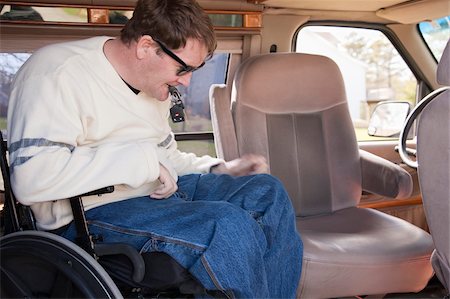 simsearch:6105-05396581,k - Homme avec une lésion médullaire, entrer dans le siège de son fauteuil roulant dans la fourgonnette accessible Photographie de stock - Premium Libres de Droits, Code: 6105-05953693