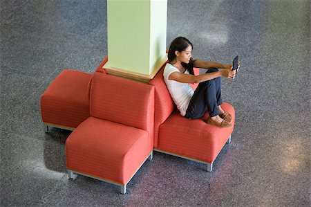 Ingenieur-Student Lesen eines digitalen Tabletts in der Student lounge Stockbilder - Premium RF Lizenzfrei, Bildnummer: 6105-05953769