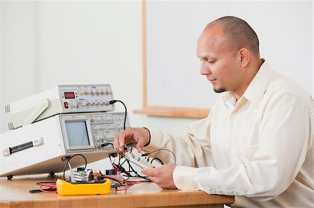 simsearch:6105-05953759,k - Engineering student preparing an electrical experiment on protoboard Stock Photo - Premium Royalty-Free, Code: 6105-05953709