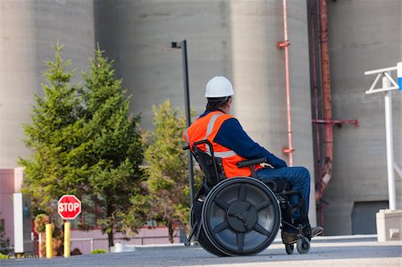 simsearch:6105-07744456,k - Facilities engineer in a wheelchair studying outdoor bulk storage tanks Foto de stock - Sin royalties Premium, Código: 6105-05953716