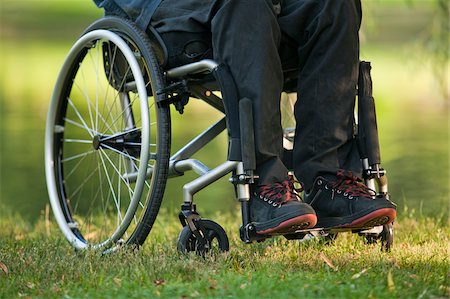 simsearch:6105-05396334,k - Niedrige Schnittansicht eines Menschen im Rollstuhl mit Querschnittslähmung in einem park Stockbilder - Premium RF Lizenzfrei, Bildnummer: 6105-05953732