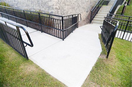 simsearch:632-05991758,k - Empty turn in double wheelchair ramp approaching stairs Fotografie stock - Premium Royalty-Free, Codice: 6105-06042946
