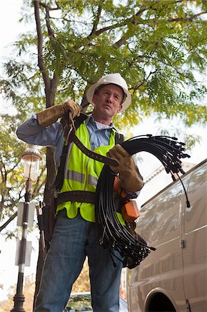 Cable installer carrying short video cables Foto de stock - Sin royalties Premium, Código: 6105-06042932