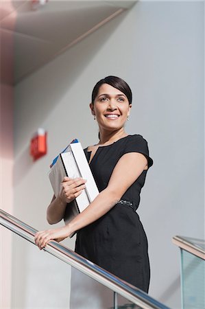 parapet - Femme d'affaires, tenir des dossiers sur les escaliers de l'immeuble de bureaux Photographie de stock - Premium Libres de Droits, Code: 6105-06043096