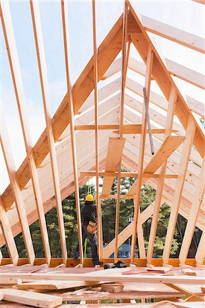 simsearch:6105-06043025,k - Carpenter standing on joist of roof under construction Foto de stock - Sin royalties Premium, Código: 6105-06702850