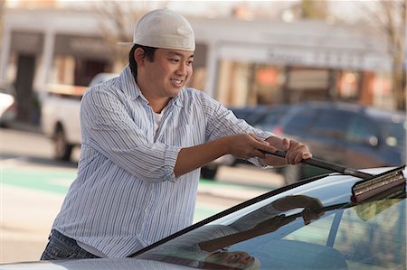 raclette - Chinese student washing his car windshield Photographie de stock - Premium Libres de Droits, Code: 6105-06702872