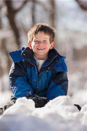simsearch:614-08126588,k - Little boy playing in a snow bank Photographie de stock - Premium Libres de Droits, Code: 6105-06702808