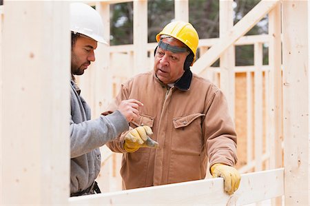 supervisor (hombre) - Construction foreman reviewing home under construction Foto de stock - Sin royalties Premium, Código: 6105-06702821