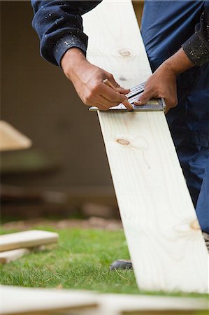 simsearch:6108-06166470,k - Hispanic carpenter using square to mark cut on board for construction Photographie de stock - Premium Libres de Droits, Code: 6105-06702971