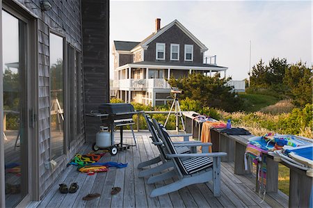 strandhaus - Adirondack chairs and bathing clothes on the porch of a summer beach house, Block Island, Rhode Island, USA Stockbilder - Premium RF Lizenzfrei, Bildnummer: 6105-06703017