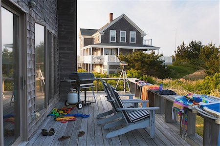 strandhaus - Adirondack chairs and bathing clothes on the porch of a summer beach house, Block Island, Rhode Island, USA Foto de stock - Sin royalties Premium, Código: 6105-06703017