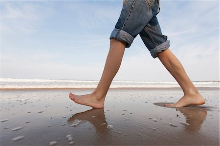 rhode island (eua) - Teenage boy walking on the beach, Block Island, Rhode Island, USA Foto de stock - Royalty Free Premium, Número: 6105-06703015