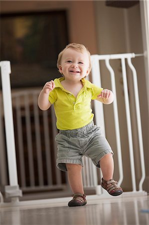 rhode island (eua) - Baby boy learning how to walk, Block Island, Rhode Island, USA Foto de stock - Royalty Free Premium, Número: 6105-06703146