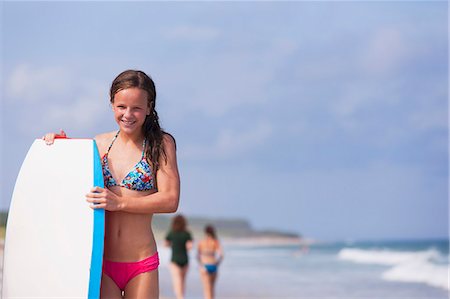 Happy girl with surfboard on the beach, Block Island, Rhode Island, USA Foto de stock - Sin royalties Premium, Código: 6105-06703151