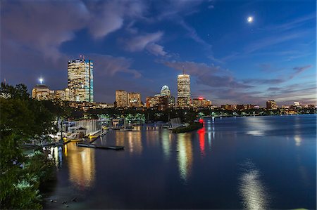 Reflection of building in a river, Charles River, Boston, Massachusetts, USA Foto de stock - Sin royalties Premium, Código: 6105-06703181